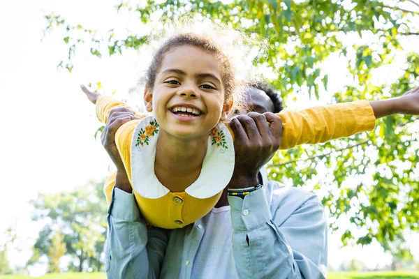 Vacker Glad Afrikansk Amerikansk Familj Bindning Parken Svart Familj Har — Stockfoto