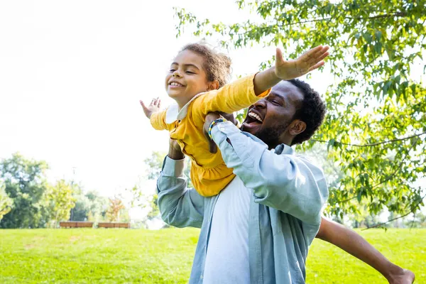 Vacker Glad Afrikansk Amerikansk Familj Bindning Parken Svart Familj Har — Stockfoto