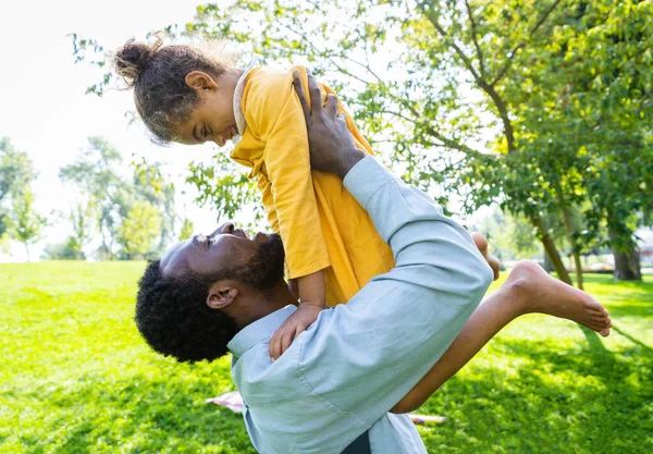 Hermosa Familia Afroamericana Feliz Vinculación Parque Familia Negra Divirtiéndose Aire — Foto de Stock