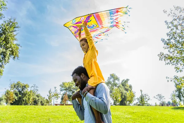 Krásná Šťastná Africká Americká Rodina Sbližování Parku Černá Rodina Baví — Stock fotografie