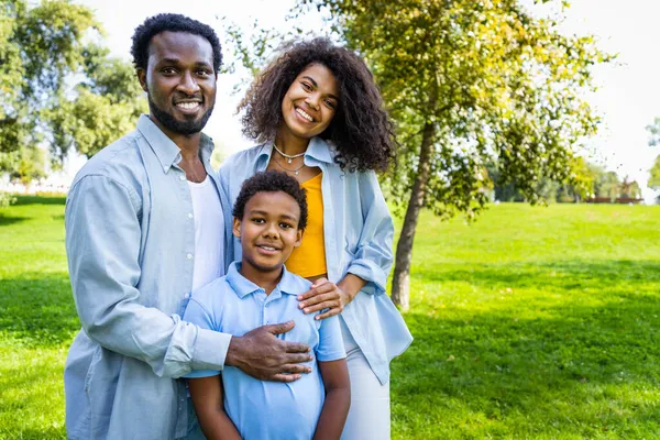 Bonita Família Afro Americana Feliz Ligação Parque Família Negra Divertindo — Fotografia de Stock