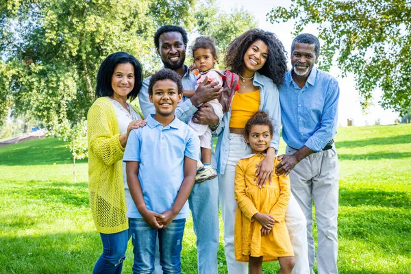 Krásná Šťastná Africká Americká Rodina Bonding Parku Černá Rodina Baví — Stock fotografie