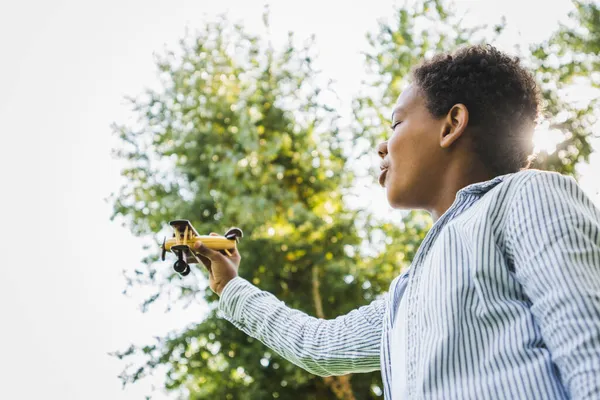 Hermosa Familia Afroamericana Feliz Vinculación Parque Familia Negra Divirtiéndose Aire —  Fotos de Stock