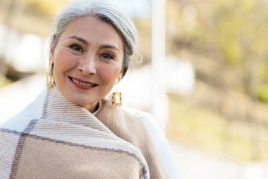 Hikaye anlatımı, birbirine aşık çok ırklı yaşlı bir çiftin