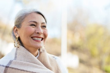 Hikaye anlatımı, birbirine aşık çok ırklı yaşlı bir çiftin