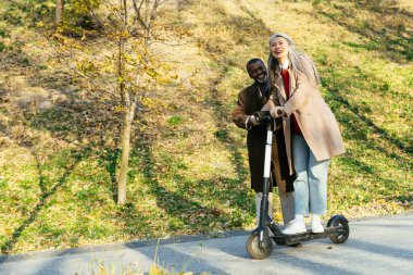 Hikaye anlatımı, birbirine aşık çok ırklı yaşlı bir çiftin