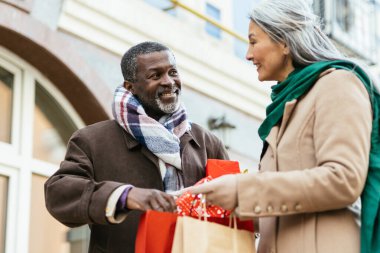 Hikaye anlatımı, birbirine aşık çok ırklı yaşlı bir çiftin