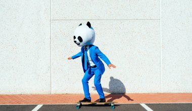 Dev panda kafalı ve renkli takım elbiseli bir çiftin hikaye anlatımı. Kadın ve erkek otoparkta parti yapıyor..