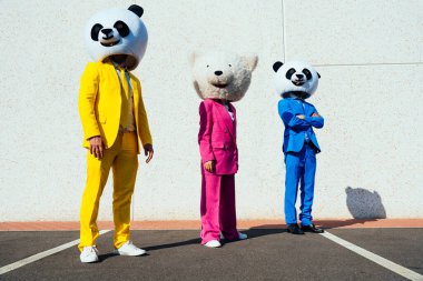 Dev panda kafalı ve renkli takım elbiseli bir çiftin hikaye anlatımı. Kadın ve erkek otoparkta parti yapıyor..