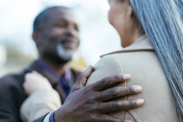 Gambar Bercerita Dari Pasangan Senior Multietnis Jatuh Cinta — Stok Foto