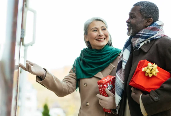 Imagen Narrativa Una Pareja Ancianos Multiétnicos Enamorados — Foto de Stock