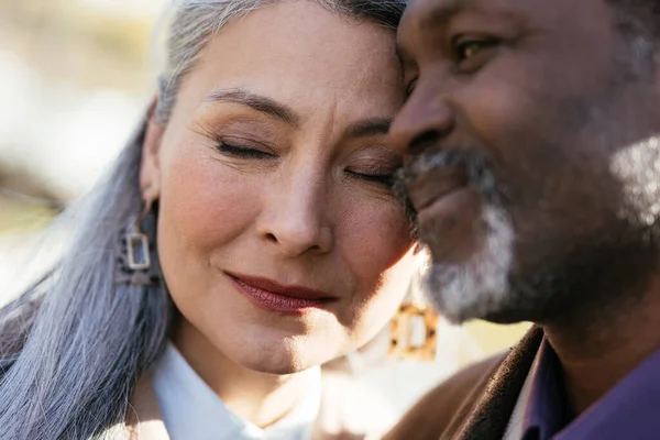 Storytelling Image Multiethnic Senior Couple Love — Stock Photo, Image