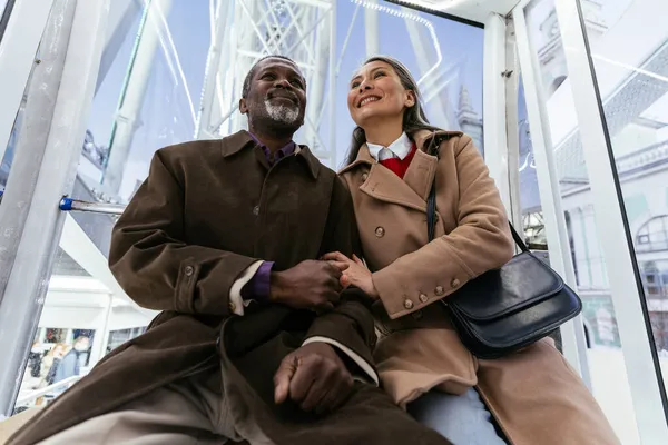 Imagen Narrativa Una Pareja Ancianos Multiétnicos Enamorados — Foto de Stock