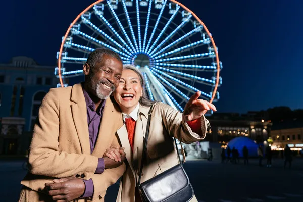 Imaginea Povestitoare Unui Cuplu Multietnic Senior Îndrăgostit — Fotografie, imagine de stoc