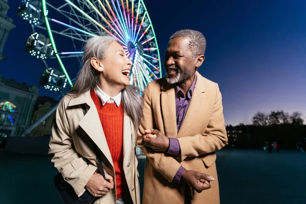 Verhalende Beeld Van Een Multi Etnische Senior Paar Liefde — Stockfoto