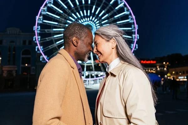 恋愛中の多民族の先輩夫婦の物語のイメージ — ストック写真