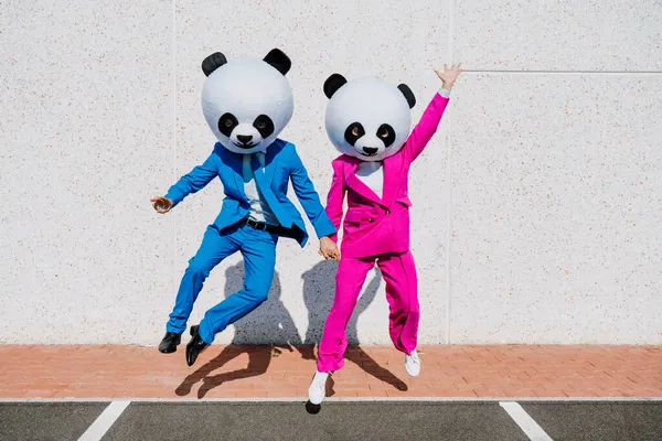 Immagine Narrativa Una Coppia Che Indossa Una Testa Panda Gigante — Foto Stock