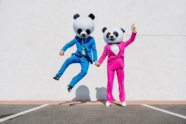 Image Narrative Couple Portant Une Tête Panda Géant Des Costumes — Photo