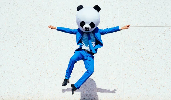 Verhalenvertellend Beeld Van Een Koppel Met Een Gigantisch Pandakop Gekleurde — Stockfoto