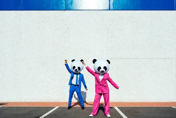 Historieberättande Bild Ett Par Som Bär Gigantiska Panda Huvud Och — Stockfoto