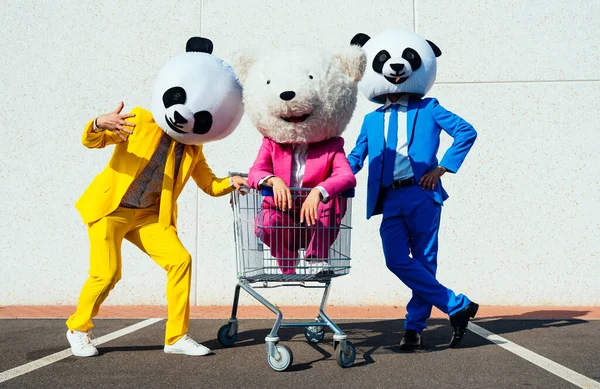 Imagine Povestitoare Unui Cuplu Purtând Cap Panda Gigant Costume Colorate — Fotografie, imagine de stoc