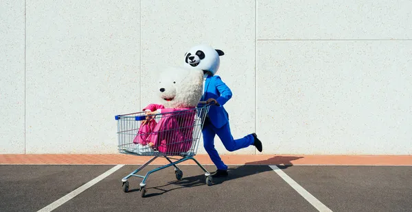 Imagine Povestitoare Unui Cuplu Purtând Cap Panda Gigant Costume Colorate — Fotografie, imagine de stoc