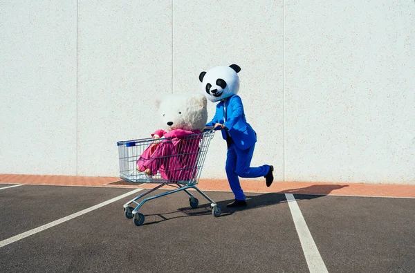 Imagine Povestitoare Unui Cuplu Purtând Cap Panda Gigant Costume Colorate — Fotografie, imagine de stoc