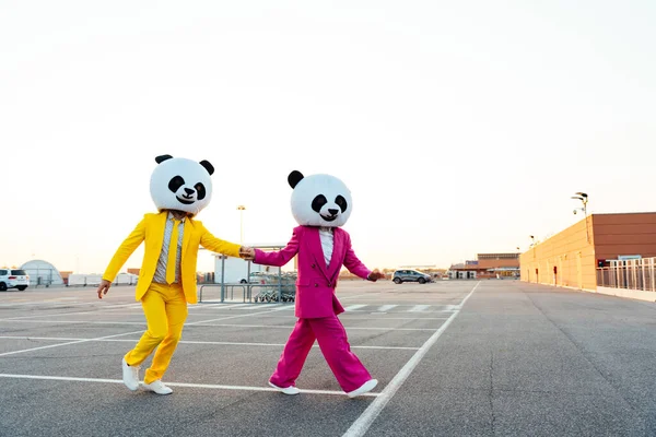 Historieberättande Bild Ett Par Som Bär Gigantiska Panda Huvud Och — Stockfoto