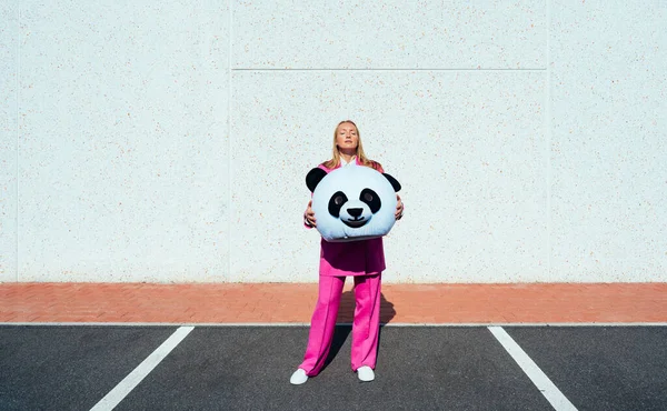 Imagen Narrativa Una Pareja Que Lleva Una Cabeza Panda Gigante —  Fotos de Stock