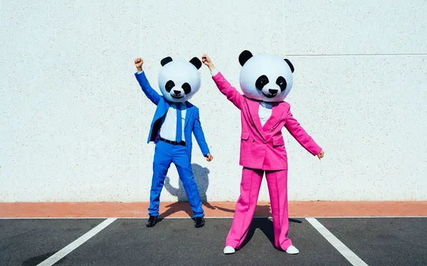 Imagine Povestitoare Unui Cuplu Purtând Cap Panda Gigant Costume Colorate — Fotografie, imagine de stoc
