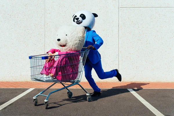 Imagen Narrativa Una Pareja Que Lleva Una Cabeza Panda Gigante — Foto de Stock