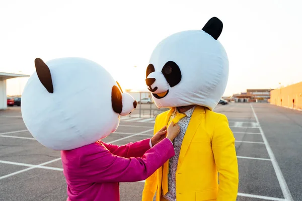 Immagine Narrativa Una Coppia Che Indossa Una Testa Panda Gigante — Foto Stock