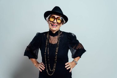 Çok güzel ve zarif bir yaşlı kadın imajı. Stüdyoda poz veren havalı bir büyükanne.