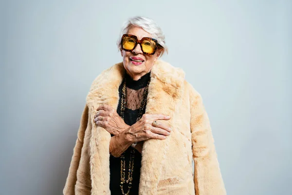 Bild Einer Schönen Und Eleganten Alten Influencerin Coole Großmutter Posiert — Stockfoto