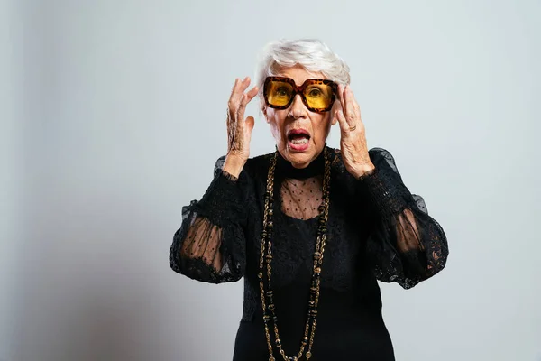 美しくエレガントな影響力のある老婦人です ファッショナブルな服を着てスタジオでポーズクールな祖母 幸せな先輩のお祝いやパーティーを作る 年功序列の概念 — ストック写真