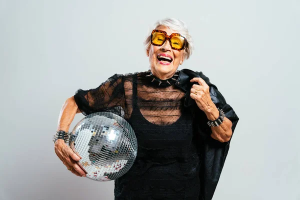 Красивая Элегантная Старушка Крутая Бабушка Позирует Студии Модной Одежде Счастливая — стоковое фото