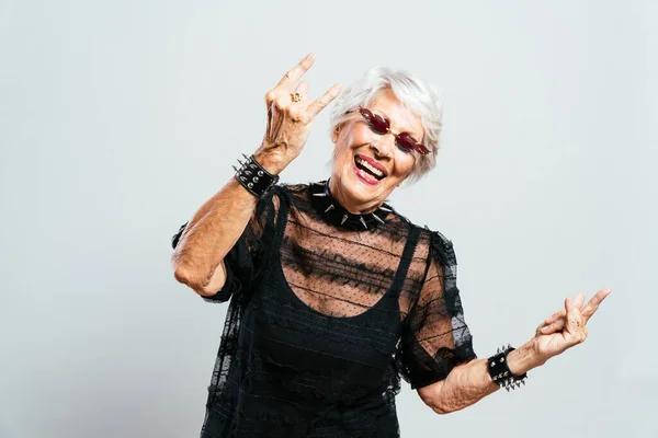 Bella Elegante Vecchia Influencer Donna Cool Nonna Posa Studio Indossando — Foto Stock