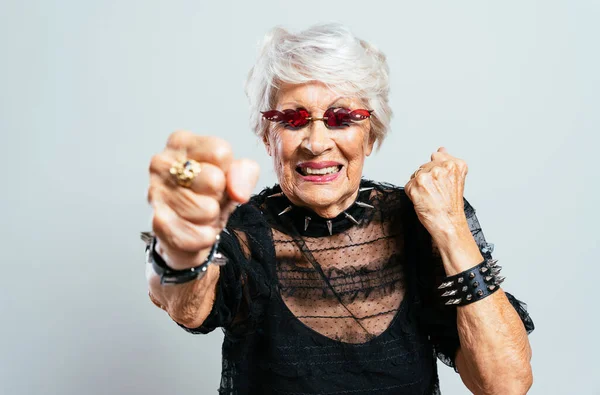 美丽而优雅的老影响者女人 冷静的祖母穿着时髦的衣服在演播室里摆姿势 快乐的老太太庆祝和聚会 关于资历和生活方式的概念 — 图库照片