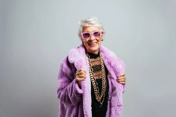 一个美丽而优雅的影响深远的老妇人的形象 冷静的祖母穿着时髦的衣服在演播室里摆姿势 快乐的老太太庆祝和聚会 关于资历和生活方式的概念 — 图库照片