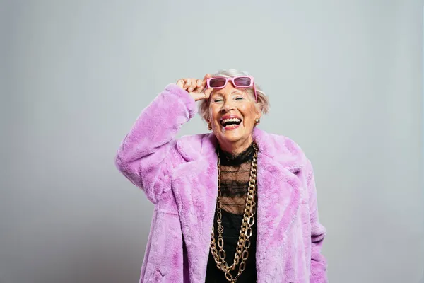 一个美丽而优雅的影响深远的老妇人的形象 冷静的祖母穿着时髦的衣服在演播室里摆姿势 快乐的老太太庆祝和聚会 关于资历和生活方式的概念 — 图库照片