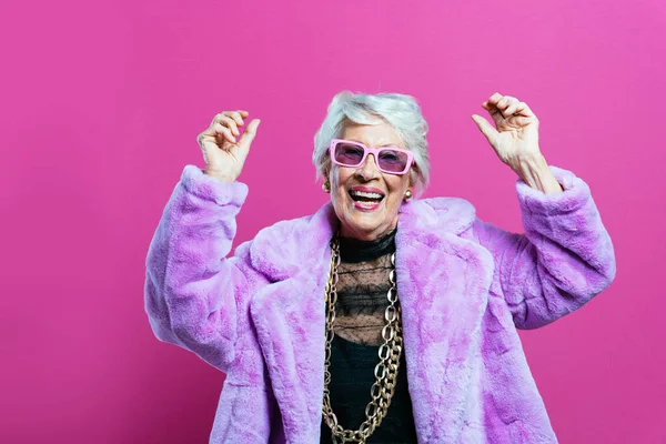 美しくエレガントな影響力のある老婦人のイメージです ファッショナブルな服を着てスタジオでポーズクールな祖母 幸せな先輩のお祝いやパーティーを作る 年功序列の概念 — ストック写真