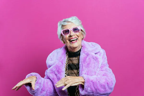 Образ Красивой Элегантной Старой Влиятельной Женщины Крутая Бабушка Позирует Студии — стоковое фото