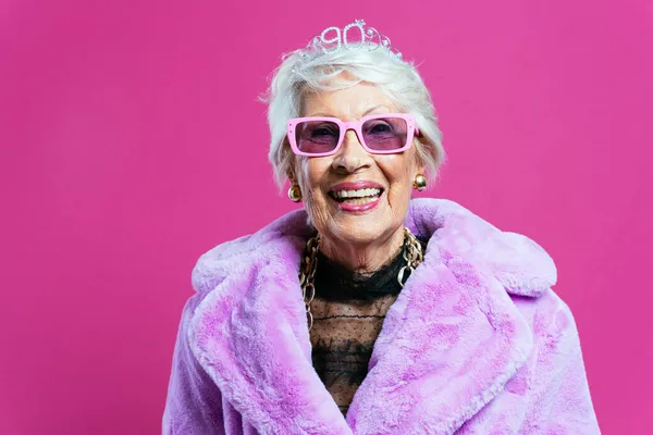 Egy Gyönyörű Elegáns Idős Befolyásos Képe Király Nagymama Pózol Stúdióban — Stock Fotó