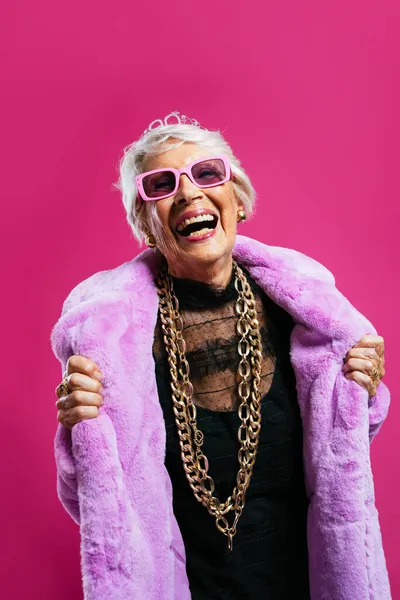아름답고 력있는 여성의 사진입니다 할머니가 스튜디오에서 포즈를 취한다 파티하고 축하하는 — 스톡 사진