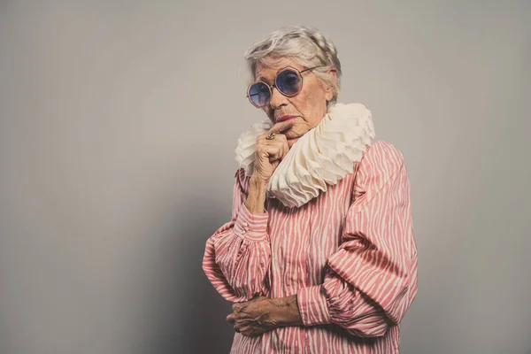 Bella Elegante Vecchia Influencer Donna Cool Nonna Posa Studio Indossando — Foto Stock