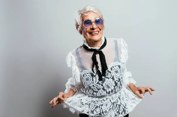 Красива Елегантна Стара Жінка Вражає Крута Бабуся Позує Студії Модному — стокове фото