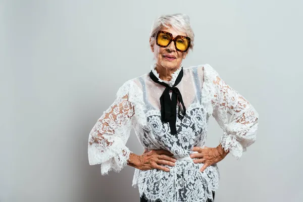 Bella Elegante Vecchia Influencer Donna Cool Nonna Posa Studio Indossando — Foto Stock