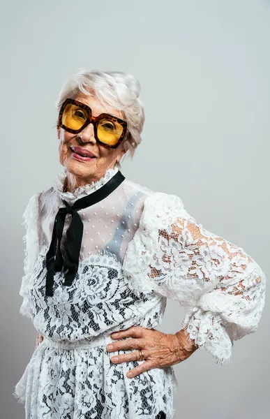 Όμορφη Και Κομψή Γριά Γυναίκα Επιρροή Ωραία Γιαγιά Ποζάρει Στο — Φωτογραφία Αρχείου