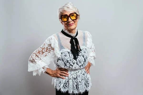 Schöne Und Elegante Alte Influencerin Coole Großmutter Posiert Modischer Kleidung — Stockfoto