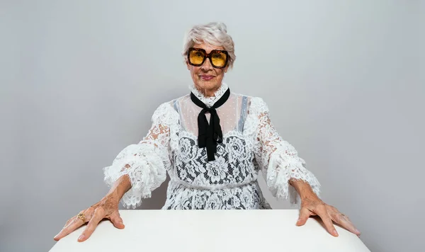 Bella Elegante Vecchia Influencer Donna Cool Nonna Posa Studio Indossando — Foto Stock